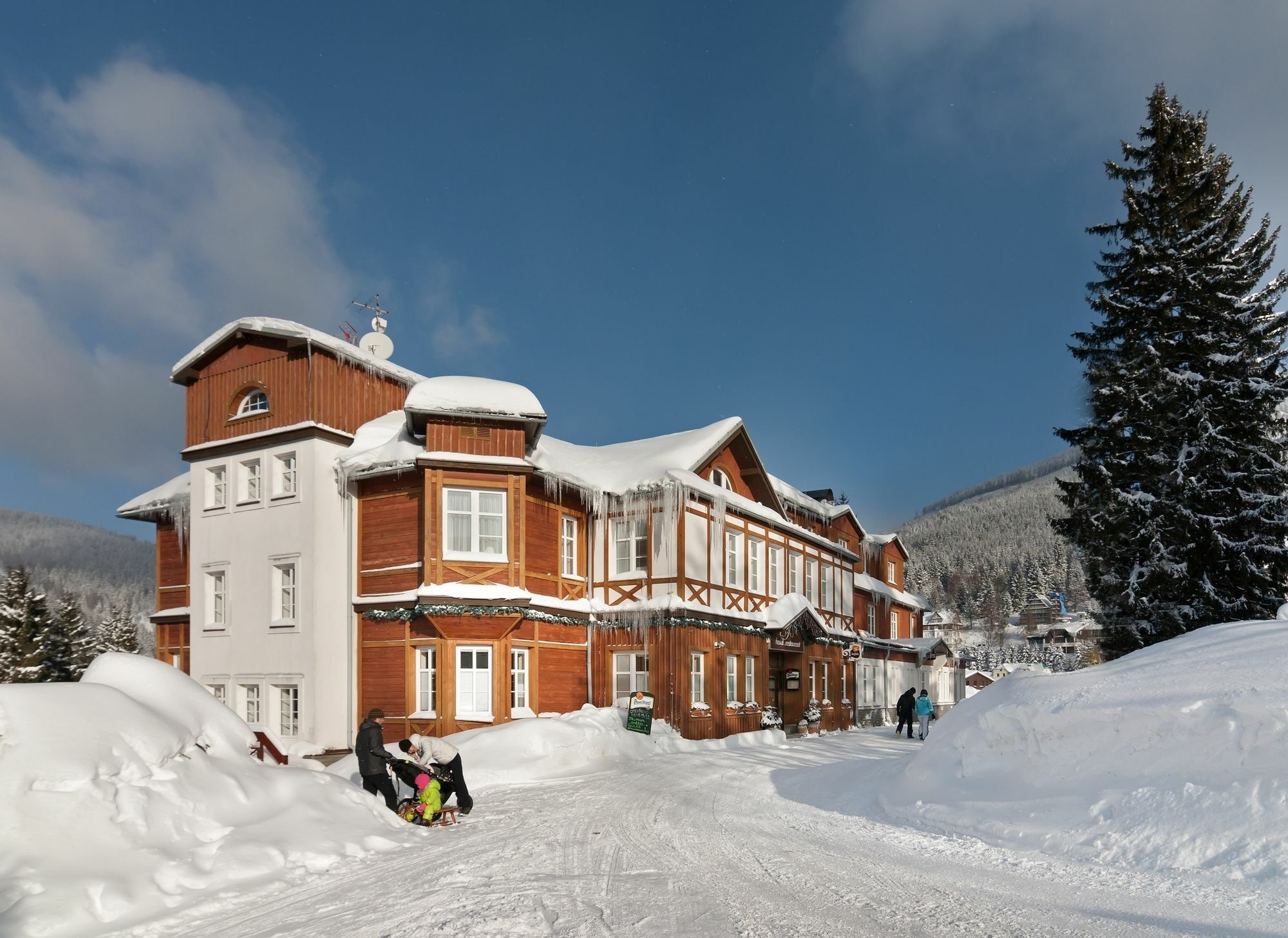 Hotel Snezka Špindlerŭv Mlýn Exteriör bild